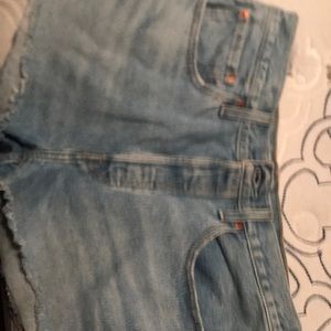 Light blue jean Levi’s jean shorts